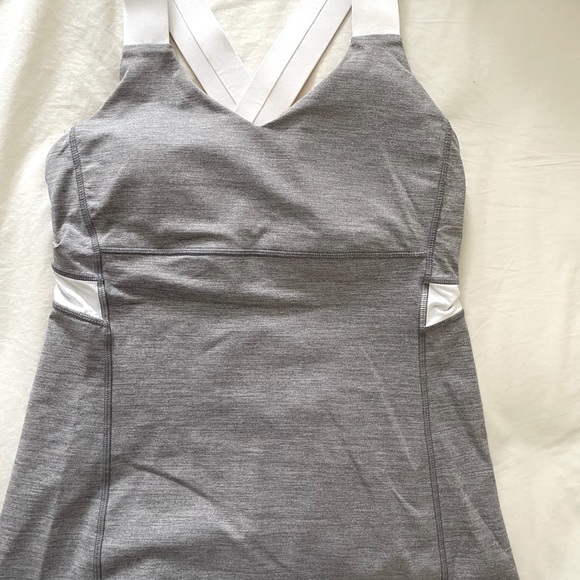 🤍LULULEMON 🤍activewear top on great and white . Size medium . - Picture 2 of 11